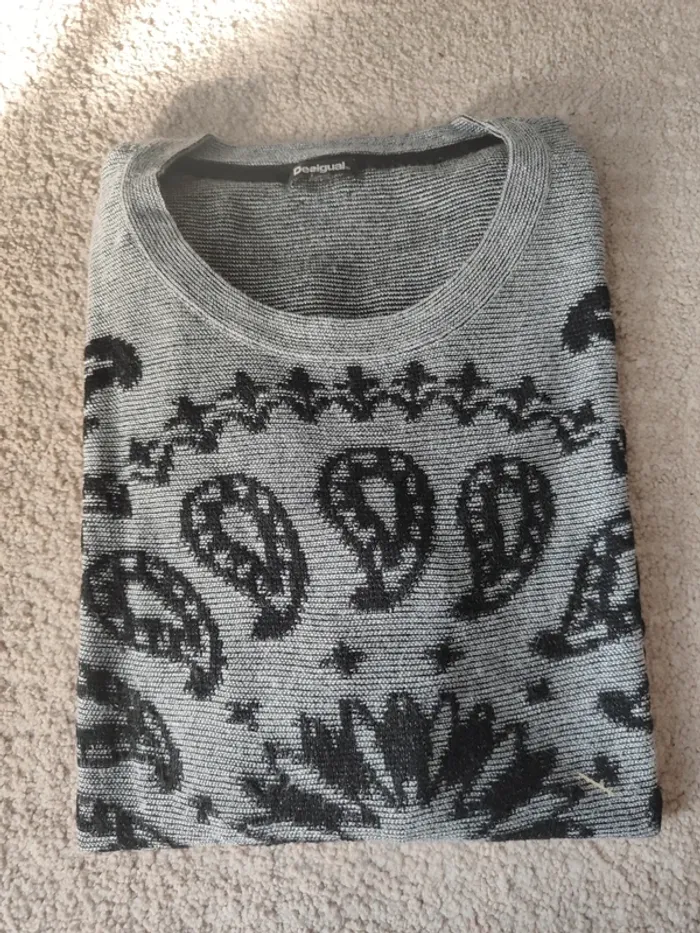 Magnifique pull léger gris/noir Desigual