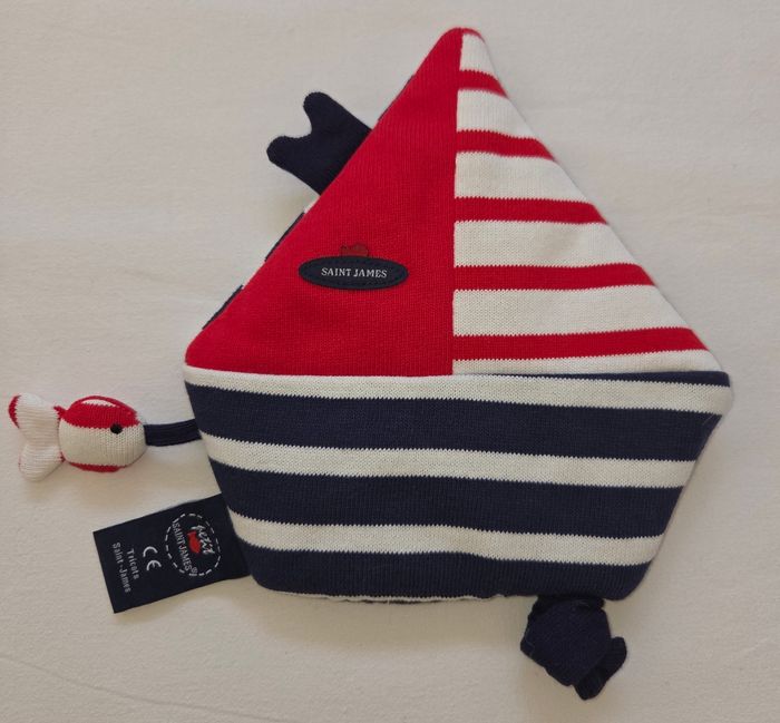 Doudou plat bateau / voilier rouge ,blanc et bleu rayé - Poisson- Saint James