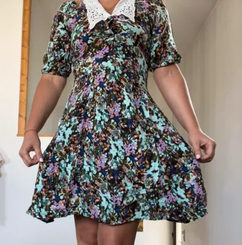 Robe à fleurs col Claudine Crep