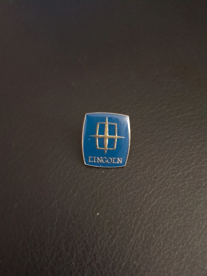 Pin's logo Lincoln auto Luxe