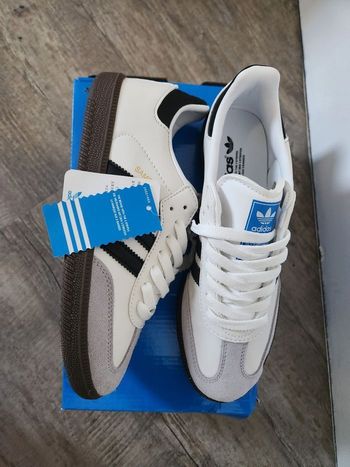 Adidas Samba blanches/noires- Taille 38
- Neuves avec étiquette
8. Neuf avec étiquette .