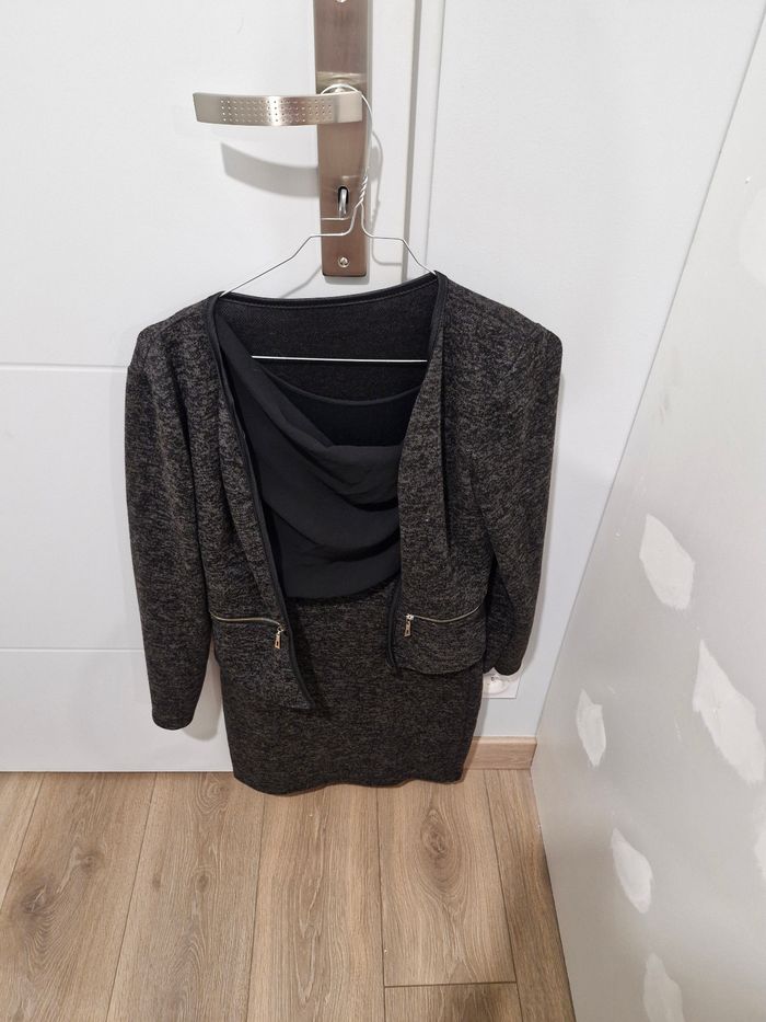Robe gris et noire avec veste