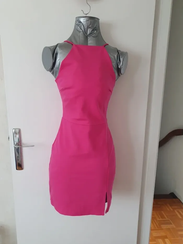 Robe dénudé derrière bretelle fine