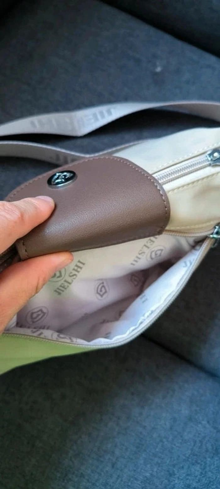 Sac à bandoulière très tendance de très bonne qualité avec compartiment - photo numéro 7