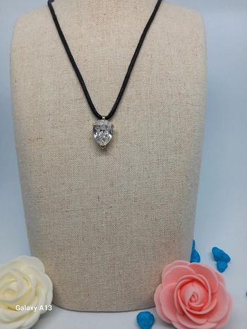 Pendentif en cristal et plaqué or sur cordon