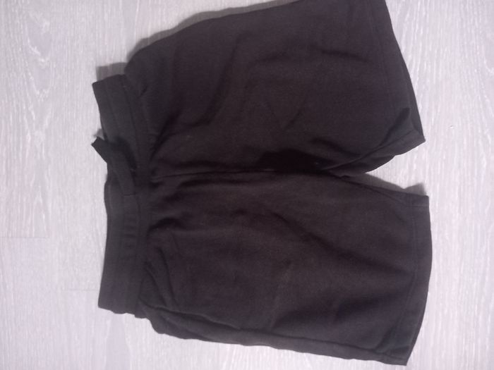 Short noir H&M enfant 7-8ans
