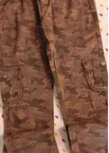 Pantalon  camouflage  très bon  état  9  ans