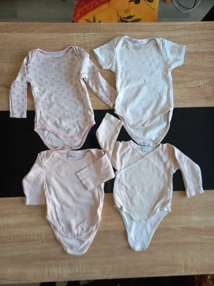 Lot de 4 bodys bébé 6 mois - photo numéro 2