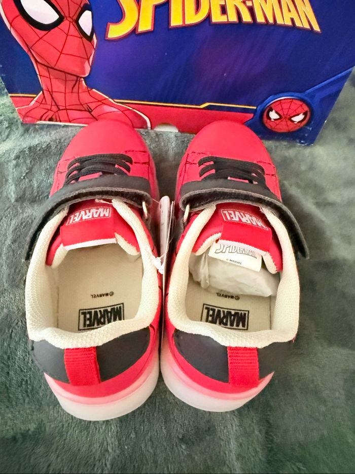 Basket Spiderman Marvel lumineux - photo numéro 6