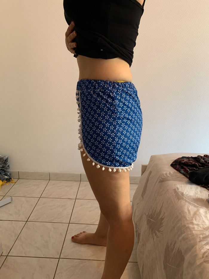short à pompons bleu roi et fleurs blanches - photo numéro 2