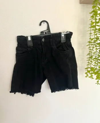 Très beau short en jean noir pour petite fille