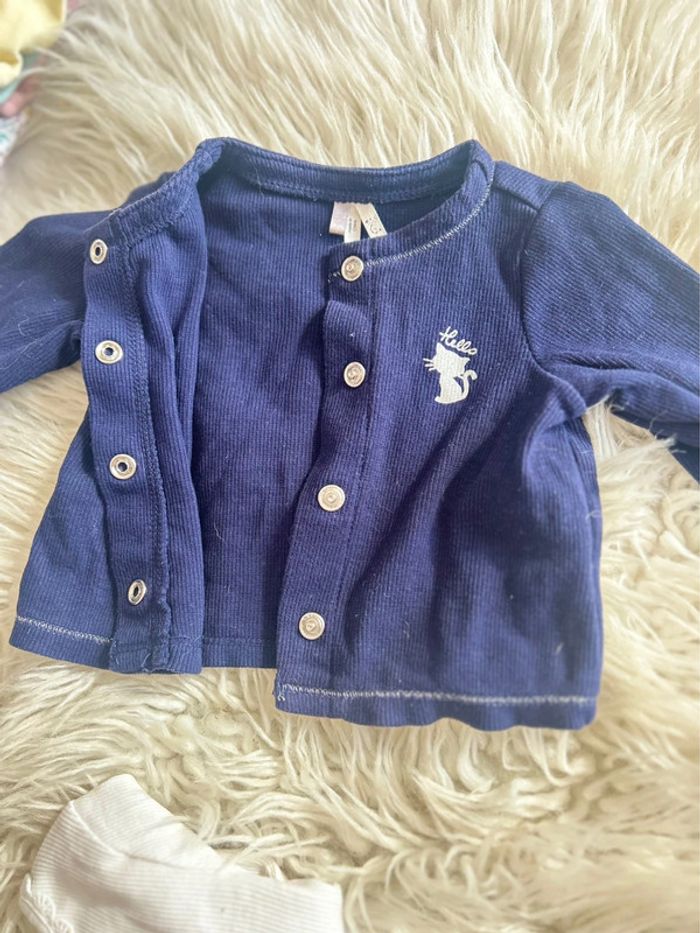 Fille 👧🏻 Ensemble 3 pièces (gilet,tshirt ml, legging) kiabi taille 1 mois - photo numéro 3