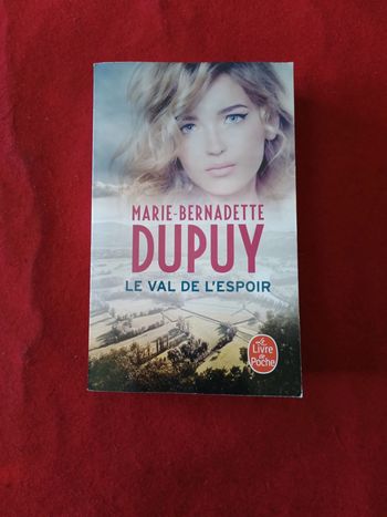 Le val de l'espoir " Marie Bernadette Dupuy " Le livre de poche