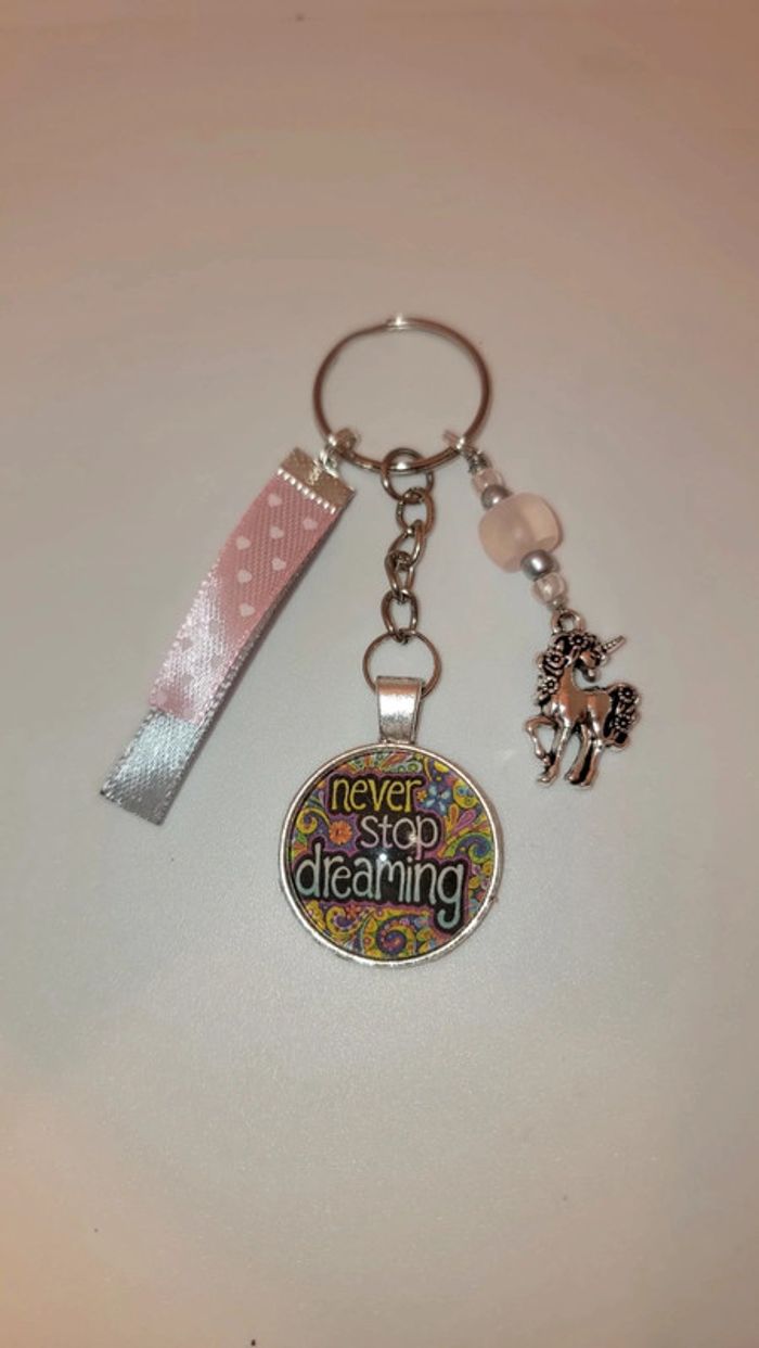 Cadeau pensées positives, porte clé message bijoux de sac " never stop dreaming"