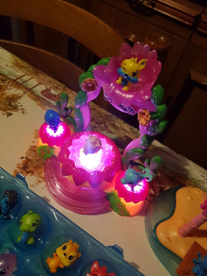 Lot île fête tropicale + 55 figurines Hatchimals + playset tous en scène + boite - photo numéro 2