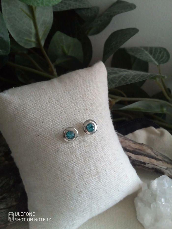 Petites boucles d'oreilles zircons bleus lagon et argent