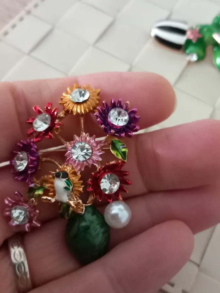 Broche en norme de vase avec son bouquet de fleur multicolore, très belle pour annoncer le printemps - photo numéro 8
