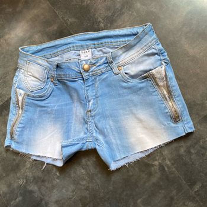 Short en jeans stretch dentelle blanche sous les poches 40