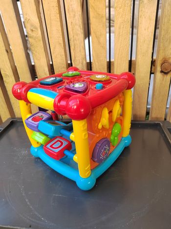 Cube d'activité vtech electronique qui s'allume et fait du bruit