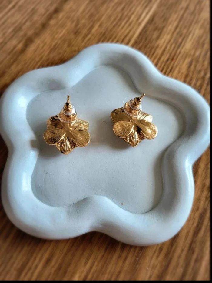 Boucles d’oreilles fleur dorée – effet nacré & strass – bijou élégant chic vintage - photo numéro 5