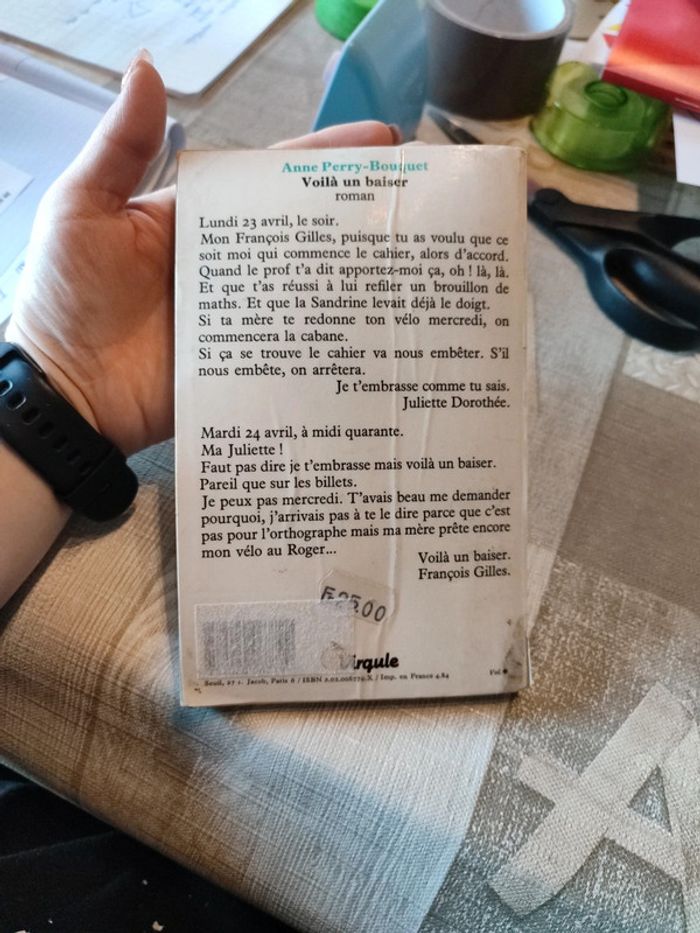 Voilà un baiser , livre de Anne Perry bouquet - photo numéro 2