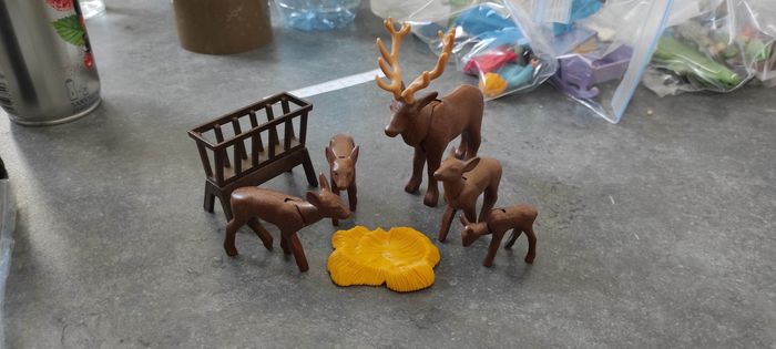 (B32) Playmobil famille cerf/biches/faon avec paille