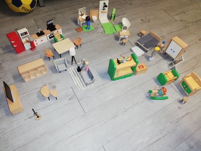 Lot figurines et meubles playtive