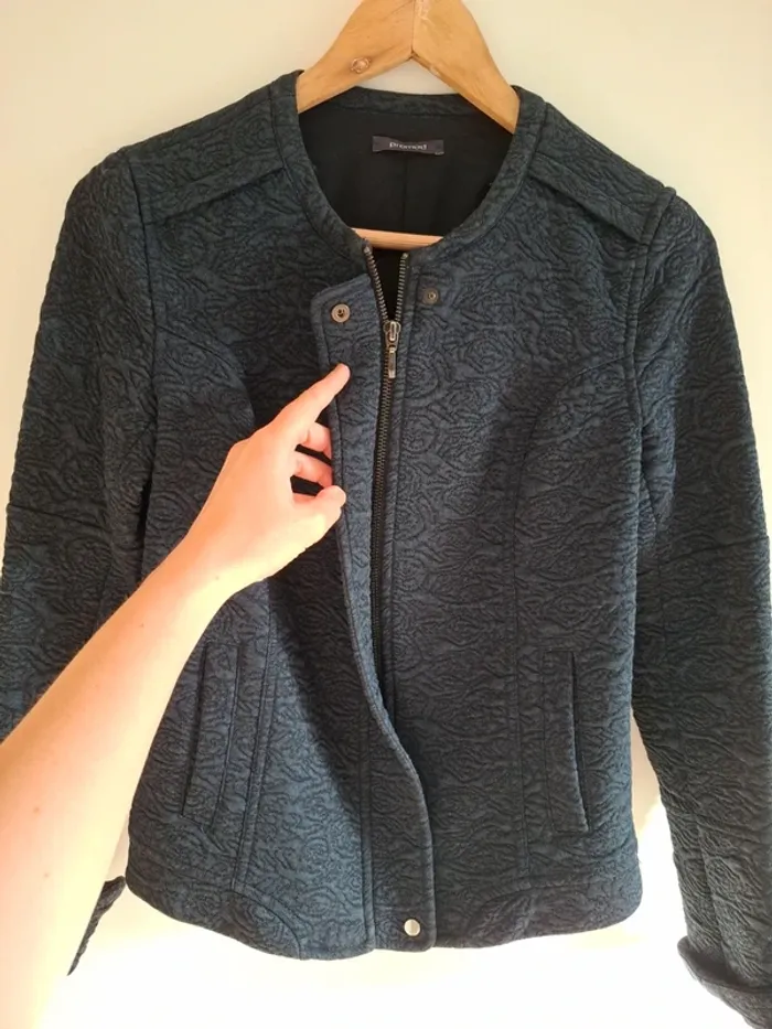 Jolie veste bleu marine avec motifs fleuris brodés - 36 - excellent état - photo numéro 4