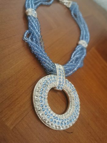 Collier de perles bleu et strass argentés
