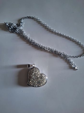 Joli petit collier en forme de coeur