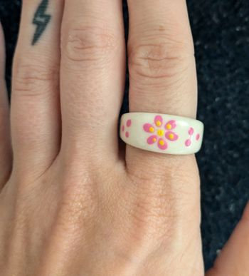 Bague en plastique style vintage