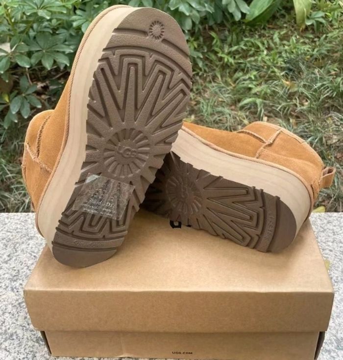 Bottes de neige UGG à talons hauts, pointure 38 - photo numéro 3