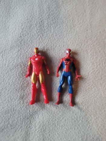 Lot de 2 figurines marvel hasbro
