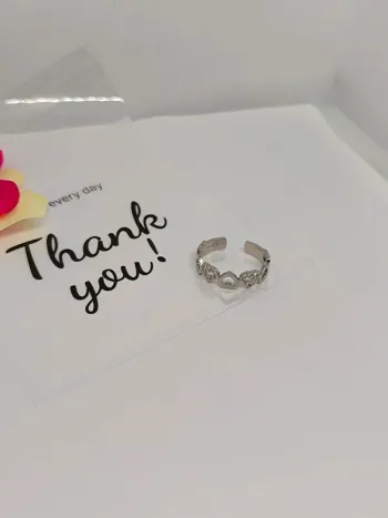 Bague argentée ornée de cœurs zircons