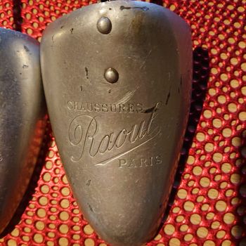 embauchoirs anciens en métal