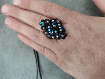 bague fantaisie en perles de verre noires métallisées