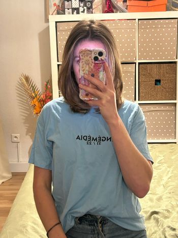 T-shirt bleu ciel Motif dans le dos