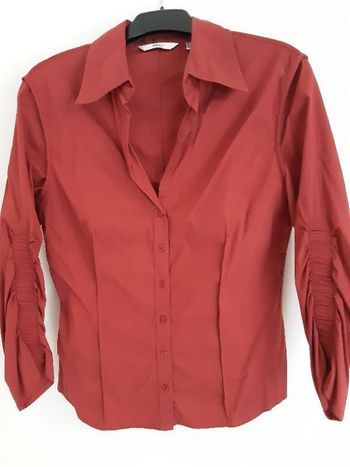 Chemise rouge bordeaux cintrée à pinces, manches 3/4