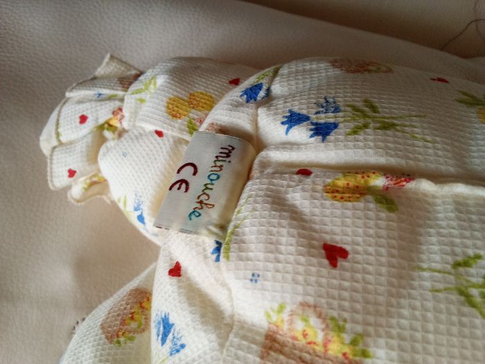 Peluche minouche ours ourson avec sa luciole Vintage crème tissu imprimé blanc paniers yeux noirs durs vintage ancien environ 30 ans  d'occasion à laver - photo numéro 9