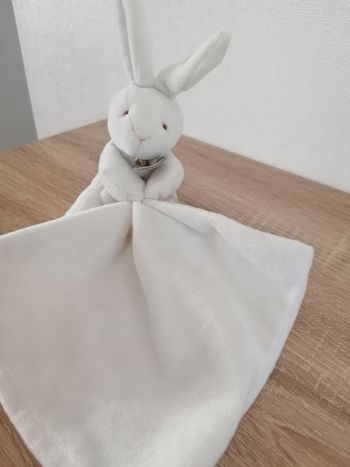 Doudou lapin tenant son mouchoir doudou et compagnie blanc