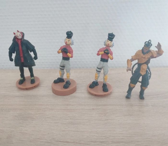 Lot figurine tampons et porte clef fornite