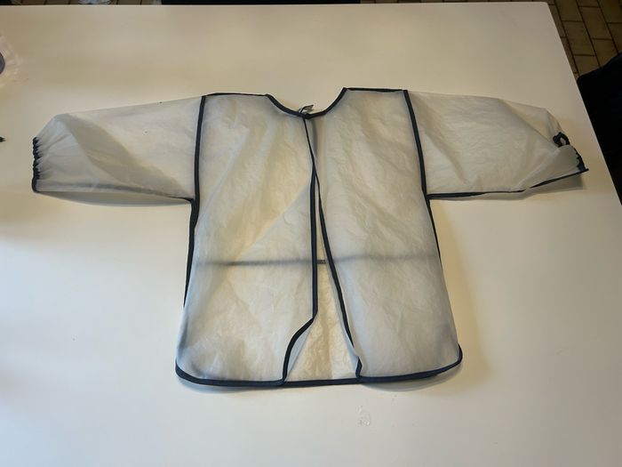 Tablier / Blouse imperméable  TRÈS BON ÉTAT mixte taille 4 ans couleur transparente - photo numéro 4