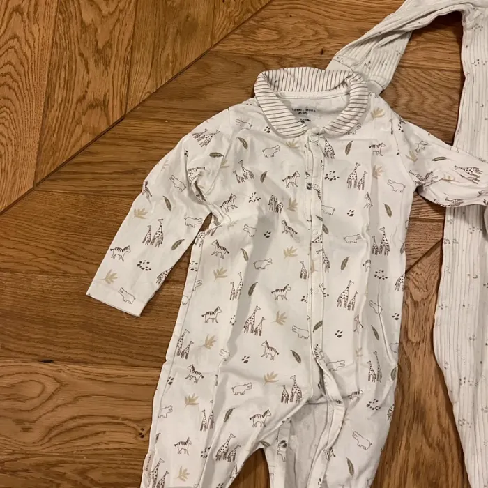Lot de 2 pyjamas à pieds 12/18m - photo numéro 2
