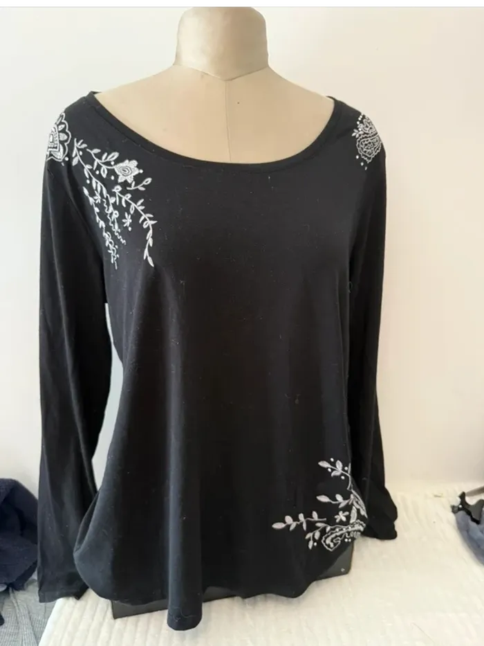 🌸 Haut noir manches longues avec broderies blanches – Taille 44/46 🌸