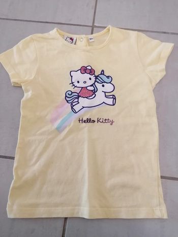 Tee-shirt hello kitty en très bon état taille 3 ans