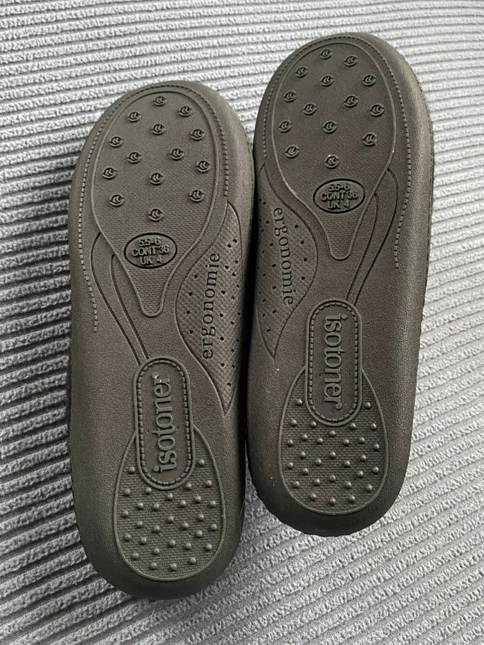 Chaussons Isotoner femme taille 36 jamais portés  #36 #chaussons #isotoner #neuf #jamaisporté #pantouflesfemme - photo numéro 4