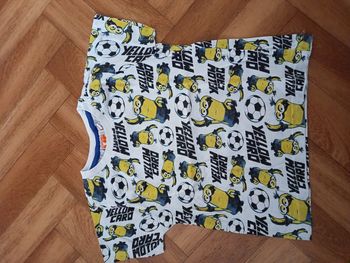 Tee-shirt  6 Ans  " Minion  " TBE