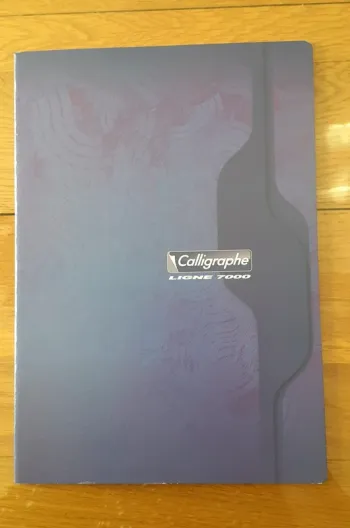 Cahier neuf avec petits carreaux