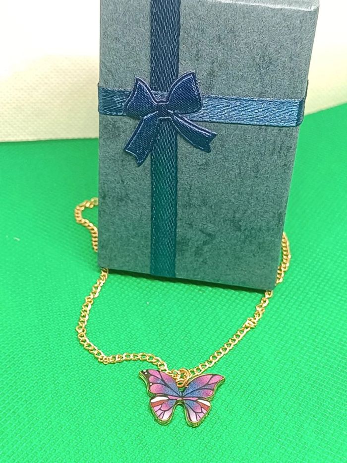 Collier papillon violet chaîne dorée - photo numéro 3