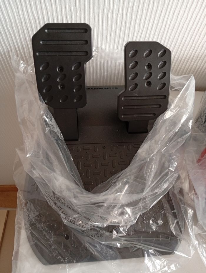 Volant et pédales Ferrari racing wheel PS3 - photo numéro 5